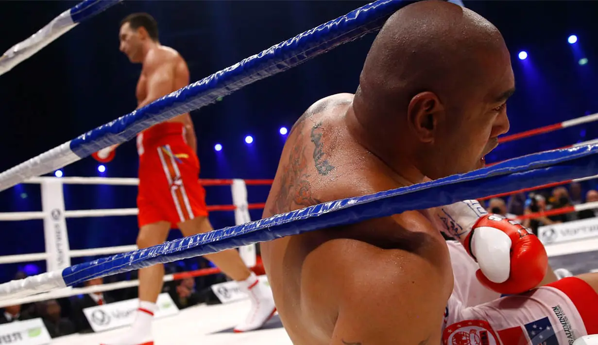 Wladimir Klitschko  berhasil mempertahankan gelar, Sabtu (26/4/2014)  setelah memukul KO di ronde kelima penantangnya dari Australia, Alex Leapa (Reuters/ Kai Pfaffenbach).