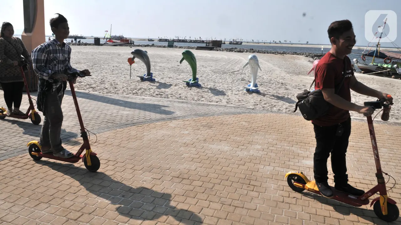 Asyiknya Berkeliling Pantai Ancol dengan Skuter Listrik