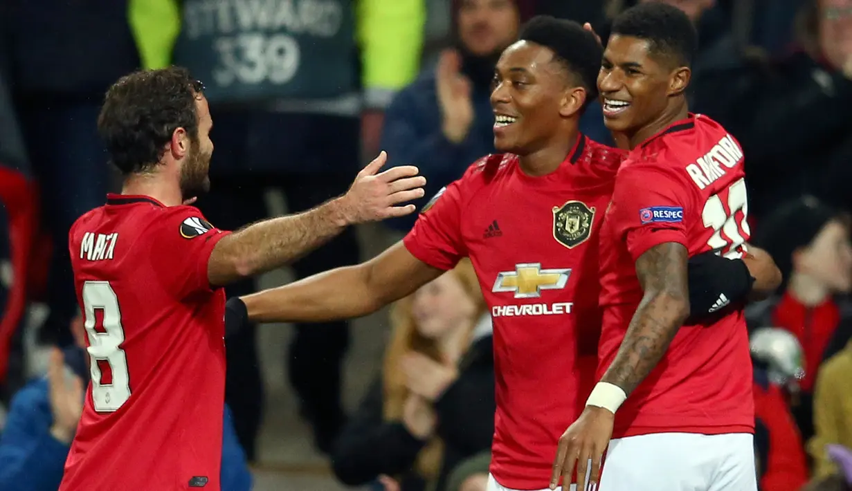 Striker Manchester United (MU), Anthony Martial berselebrasi dengan rekannya, Juan Mata dan Marcus Rashford setelah mencetak gol ke gawang Partizan pada matchday keempat Grup L Liga Europa di Old Trafford, Kamis (7/11/2019). MU mengalahkan Partizan Belgrade 3-0. (AP/Dave Thompson)