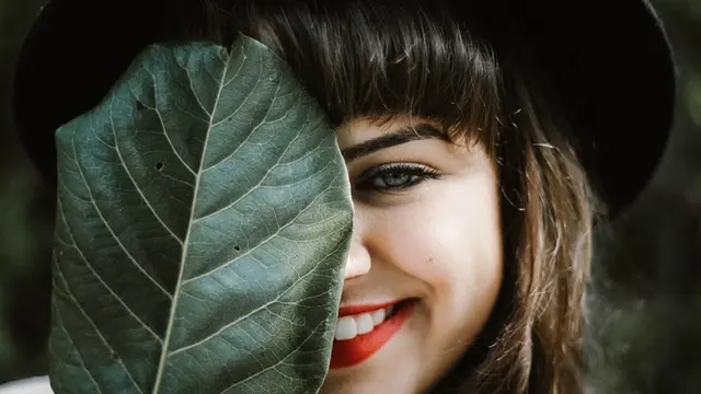 Rekomendasi warna lipstik yang ciptakan efek gigi putih