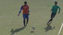 Kiper Gianluca P. Rossy (kiri)  menghalau bola dari rekannya saat sesi latihan di Lapangan ABC, Senayan,  (21/2/2018). Latihan tersebut merupakan persiapan Timnas U-19 untuk mengikuti Piala Asia 2018. (Bola.com/Nicklas Hanoatubun)