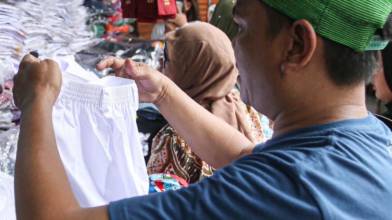 Selain seragam, beberapa keperluan sekolah lain juga banyak diburu. Mulai dari tas, sepatu, hingga alat tulis.
