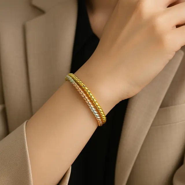 Model Gelang Emas Kadar 750 Twist Kombinasi Tiga Warna untuk Wanita Karier