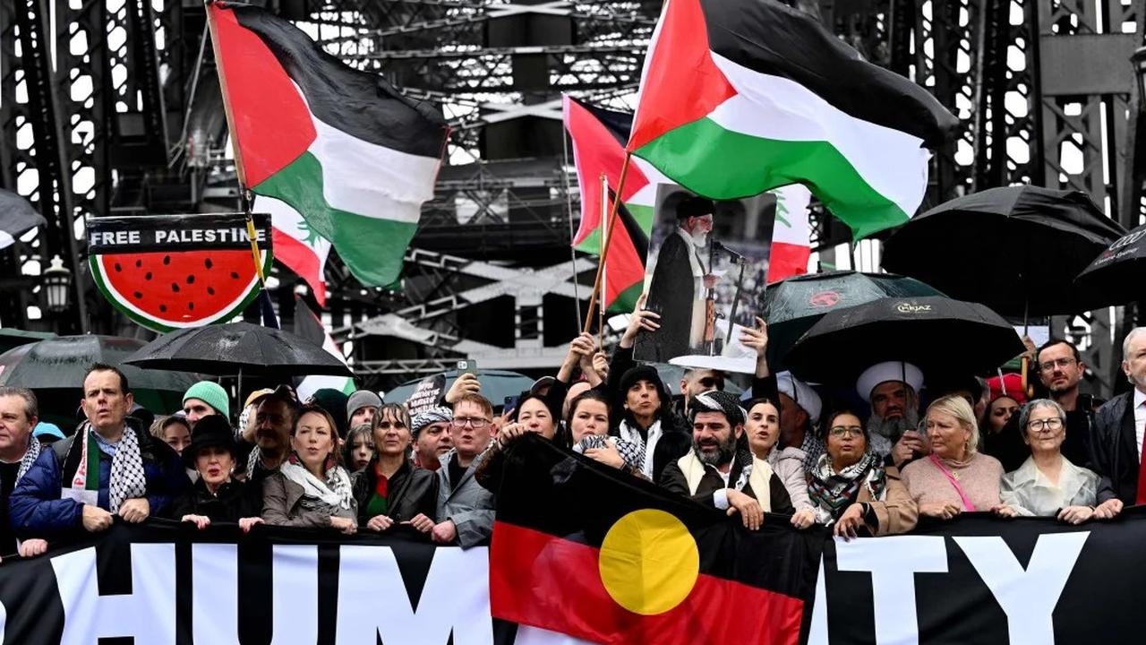 VIDEO 'Hujan Tak Menghentikan Kami', 100 Ribu Orang Turun ke Jalan Padati Jembatan Sydney untuk Dukung Palestina