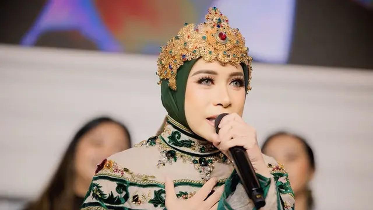 Gaya Kondangan Melly Goeslaw, Tampil Beda dengan Gaun Bertabur Permata