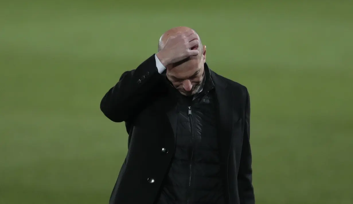 Pelatih Real Madrid, Zinedine Zidane menunggu dimulainya pertandingan melawan Real Sociedad di stadion Alfredo di Stefano, Spanyol, Selasa (2/3/2021). Real Madrid bermain imbang atas Real Sociedad 1-1. (AP Photo/Bernat Armangue)