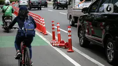 Sejumlah stick cone pembatas jalur sepeda rusak di kawasan Salemba Raya, Jakarta, Jumat (18/11/2022). Stick cone yang terpasang sejak September lalu tersebut terlihat sudah rusak dan tidak terpasang dengan benar, Pemerintah Provinsi DKI menghapus anggaran Rp 38 miliar untuk pembangunan sekitar 500 kilometer jalur sepeda dari rancangan anggaran pendapatan dan belanja daerah (RAPBD) DKI tahun 2023. (Liputan6.com/Faizal Fanani)