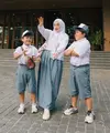 RirieFairuz atu Eri Fitria tampil beda bersama dengan dua anaknya. Mantan istri Ayus Sabyan itu bersama dua anaknya kompak mengenakan seragam ala anak SMA. Berikut beberapa potretnya yang disebut masih cocok berseragam putih abu-abu. [Instagram/ririe_fairus]