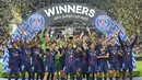 Para pemian PSG merayakan juara UEFA Super Cup 2025 setelah mengalahkan Tottenham Hotspur dalam laga final yang berlangsung di Bluenergy Stadium, Udinese, Italia, Rabu (13/08/2025) waktu setempat. (AP Photo/Antonio Calanni)