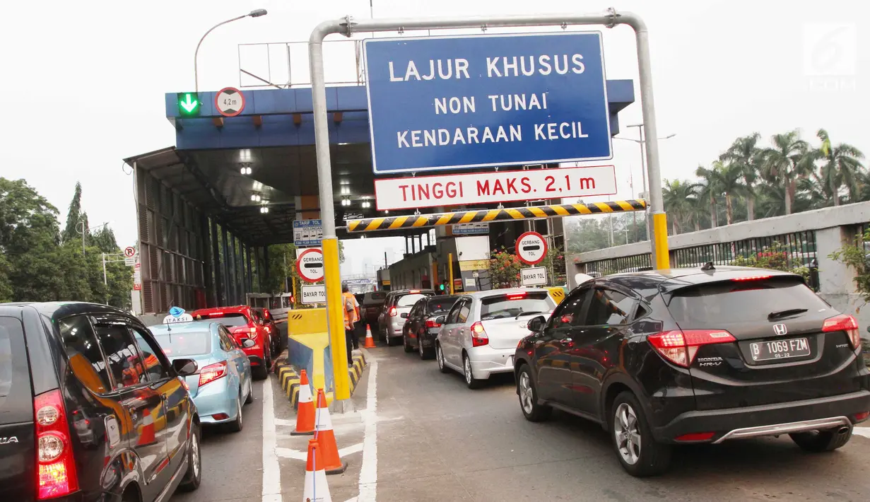 Sejumlah pengendara mobil mengantre di gerbang tol Pejompongan, Jakarta, Jumat (15/9). Dalam menggunakan GTO ini, pengguna jalan tol diwajibkan memiliki kartu pembayaran non tunai sebagai kartu prabayar. (Liputan6.com/Angga Yuniar)