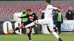 Aksi pemain Napoli, Emanuele Giaccherini (kiri) melepaskan tembakan melewati pemain ASC Spezia pada laga Piala Italia di San Paolo stadium, Naples (10/1/2017). Napoli menang 3-1. (EPA/Ciro Fusco)