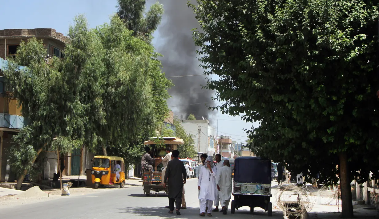 Kepulan asap membumbung dari sebuah gedung pemerintahan Afghanistan setelah bom bunuh diri dan serangan kelompok bersenjata di Jalalabad, Selasa (31/7). Setidaknya 15 orang tewas dan puluhan orang lainnya mengalami luka-luka akibat insiden ini. (AP Photo)