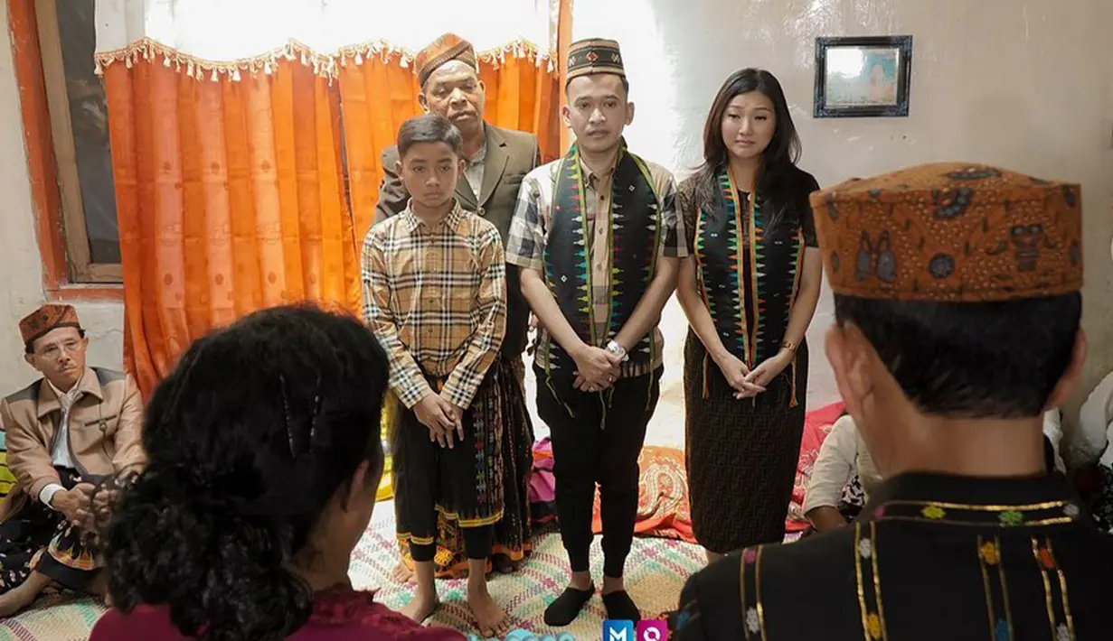 Ruben Onsu dan Sarwendah bertemu opa dan oma Betrand yang telah membesarkannya. (Liputan6.com/IG/@ruben_onsu)