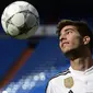 Lucas Silva menunjukkan aksinya saat diperkenalkan Real Madrid di Santiago Bernabeu, Madrid, Senin (26/1/2015). (AFP Photo/Pierre P Marcao)