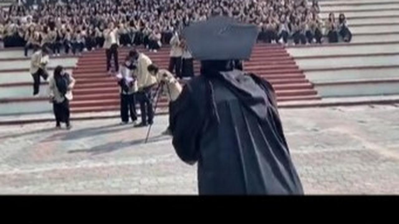 Niat Ingin Foto di Depan Gedung Kampus, Wisudawati Ini Dibuat Kaget Dapati Ucapan Selamat dari Satu Angkatan