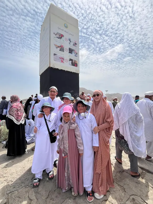 7 Potret Pasha Ungu Jalani Umrah Bareng Istri dan Keempat Anaknya
