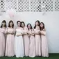 Cara memilih baju bridesmaid dengan tepat agar tidak salah beli (pexels/dewey gallery).