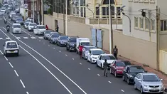 Pengendara mengantre di sepanjang jalan untuk membeli bahan bakar dari stasiun bahan bakar Lanka IOC di Kolombo, Sri Lanka, Selasa (24/5/2022). Sri Lanka yang kekurangan uang menaikkan harga bahan bakar secara tajam ke rekor tertinggi pada 24 Mei 2022, menyebabkan penderitaan lebih lanjut bagi 22 juta orang di negara itu dalam krisis terburuk sejak kemerdekaan. (Ishara S. KODIKARA / AFP)