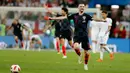 Gelandang timnas Kroasia, Marcelo Brozovic berselebrasi setelah timnya mengalahkan Inggris pada babak semifinal Piala Dunia 2018 di Stadion Luzhniki, Rabu (11/7). Kroasia memastikan diri maju ke final seusai mengandaskan Inggris 2-1. (AP/Frank Augstein)