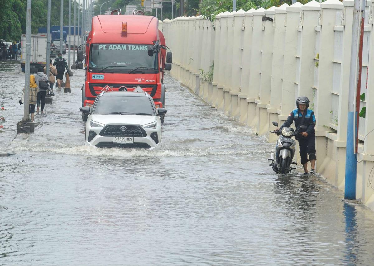 Mobil mewah mogok saat banjir rob di Muara Angke