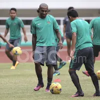Pemain Timnas Indonesia, Boaz Solossa (tengah), saat latihan jelang melawan Vietnam dalam laga leg pertama semifinal Piala AFF 2016 di Stadion Pakansari, Bogor, Rabu (30/11/2016). (Bola.com/Arief Bagus)