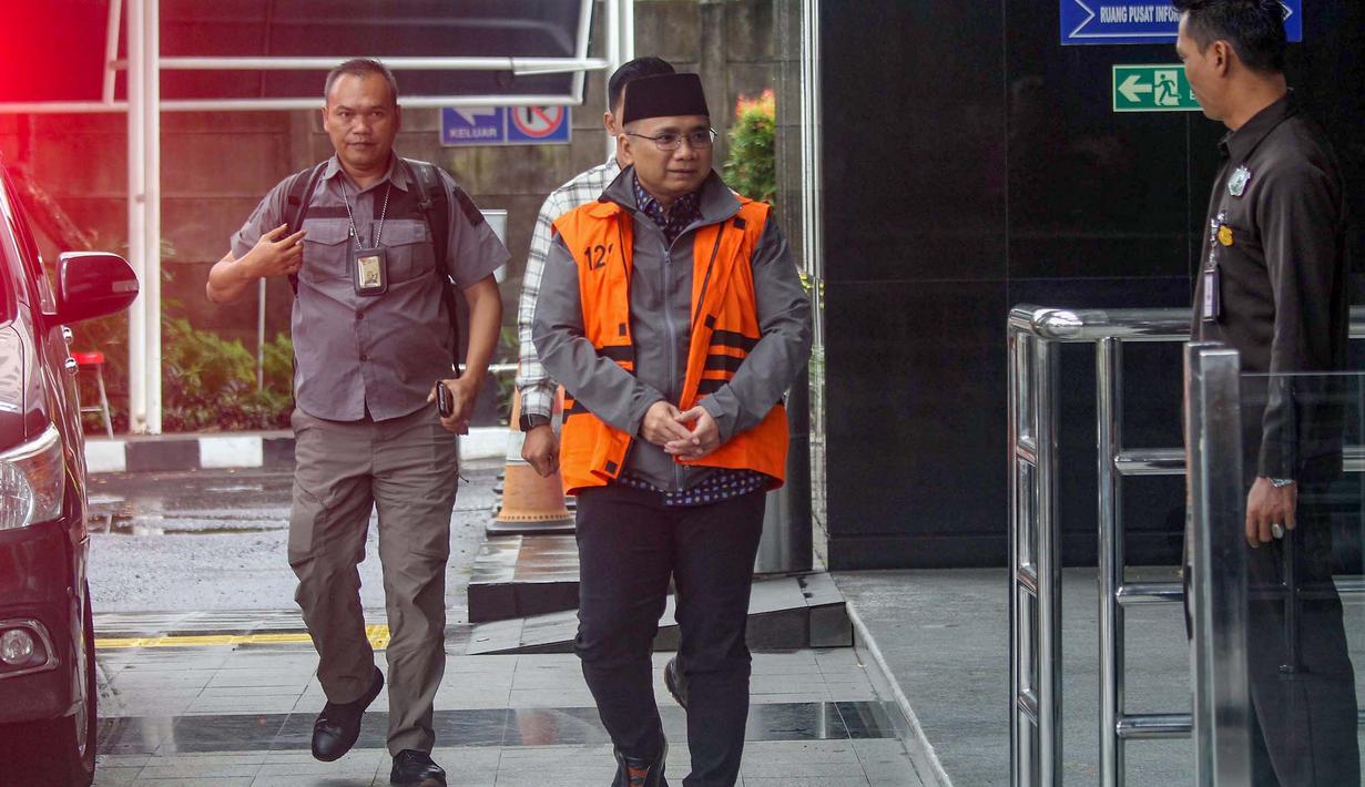 Pengalihan status tahanan Yaqut Cholil Qoumas, dari rutan menjadi rumah, terungkap pada pada 21 Maret 2026. Tampak dalam foto, tersangka kasus dugaan korupsi kuota haji tambahan tahun 2023–2024, Yaqut Cholil Qoumas (tengah) saat tiba di Gedung Merah Putih Komisi Pemberantasan Korupsi (KPK), Jakarta, Selasa (24/3/2026). (merdeka.com/Arie Basuki)