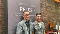 Bai Soemarlono (kanan) dan Joseph Lim (kiri) dari label mode ohmmbybai meluncurkan koleksi PELESIR berkolaborasi dengan Cita Tenun Indonesia. (Dok. Liputan6.com/Dyra Daniera)