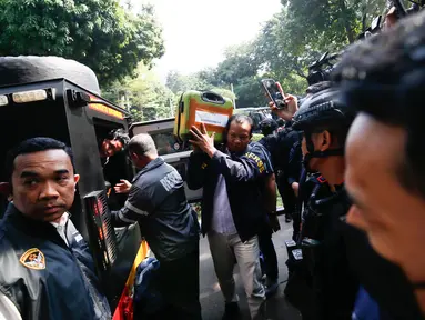 Petugas kepolisian memasukkan barang bukti hasil penggeledahan dari rumah di Sentul terkait dugaan kasus korupsi ke dalam gedung Direktorat Reserse Kriminal Khusus (Disreskrimsus) Polda Metro Jaya, Kamis (9/7/2026), (KLY/Budy Santoso)