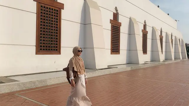 6 Potret Masayu Clara Pakai Gamis, Makin Anggun dengan Baju Lebih Lebar