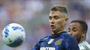 Gelandang Inter Milan, Niccolo Barella mengontrol bola saat bertanding melawan Genoa pada pertandingan perdana Liga Serie A Italia di stadion San Siro di Milan, Italia, Sabtu (21/8/2021). Inter Milan menang telak atas Genoa dengan skor 4-0. (Spada/LaPresse via AP)