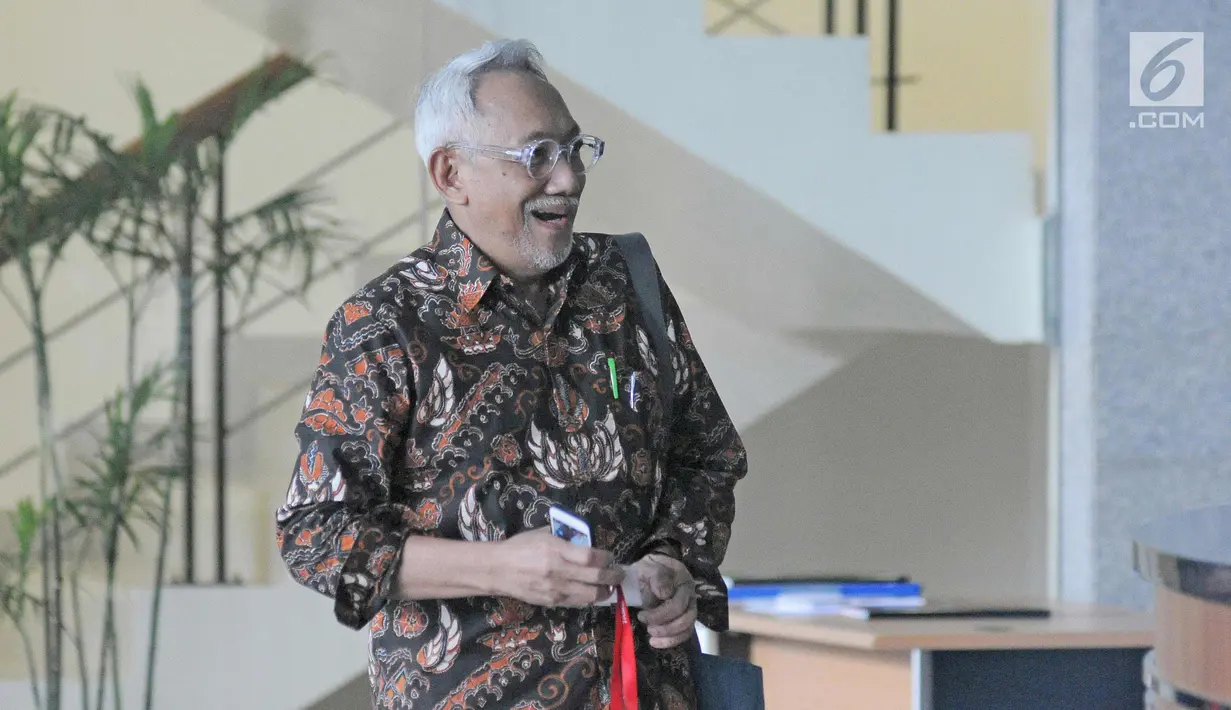 Dirut RS Sakit Medika Permata Hijau Hafil Budianto usai menjalani pemeriksaan di KPK, Jakarta, Jumat (9/2). Hafil diperiksa terkait dugaan merintangi atau mengagalkan penyidikan perkara E-KTP dengan tersangka Setya Novanto. (Liputan6.com/Herman Zakharia)