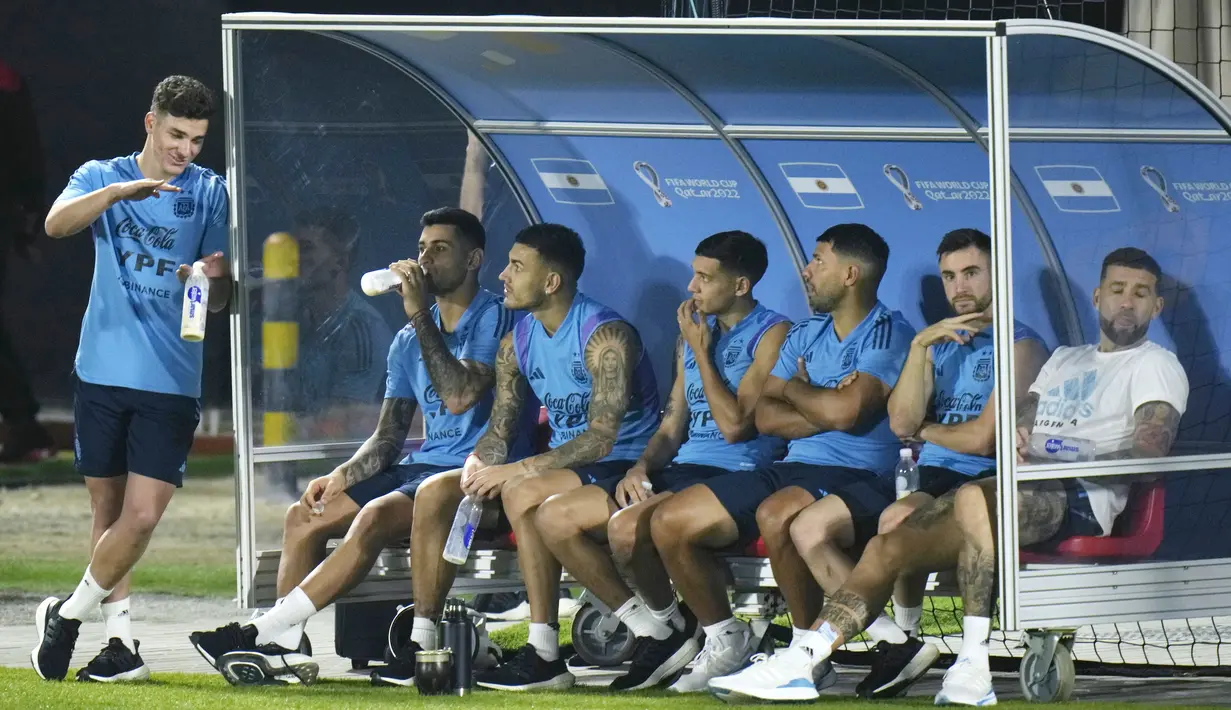 Sebenarnya, kondisi itu sudah dirasakan Messi sejak laga semifinal lawan Kroasia. La Pulga beberapa kali terlihat memegangi dan memijat otot hamstring kirinya. (AP Photo/Francisco Seco)