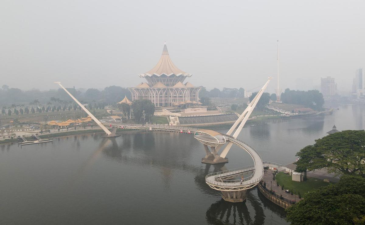 Asap Kebakaran Hutan Indonesia Menyelimuti Kota Kuching