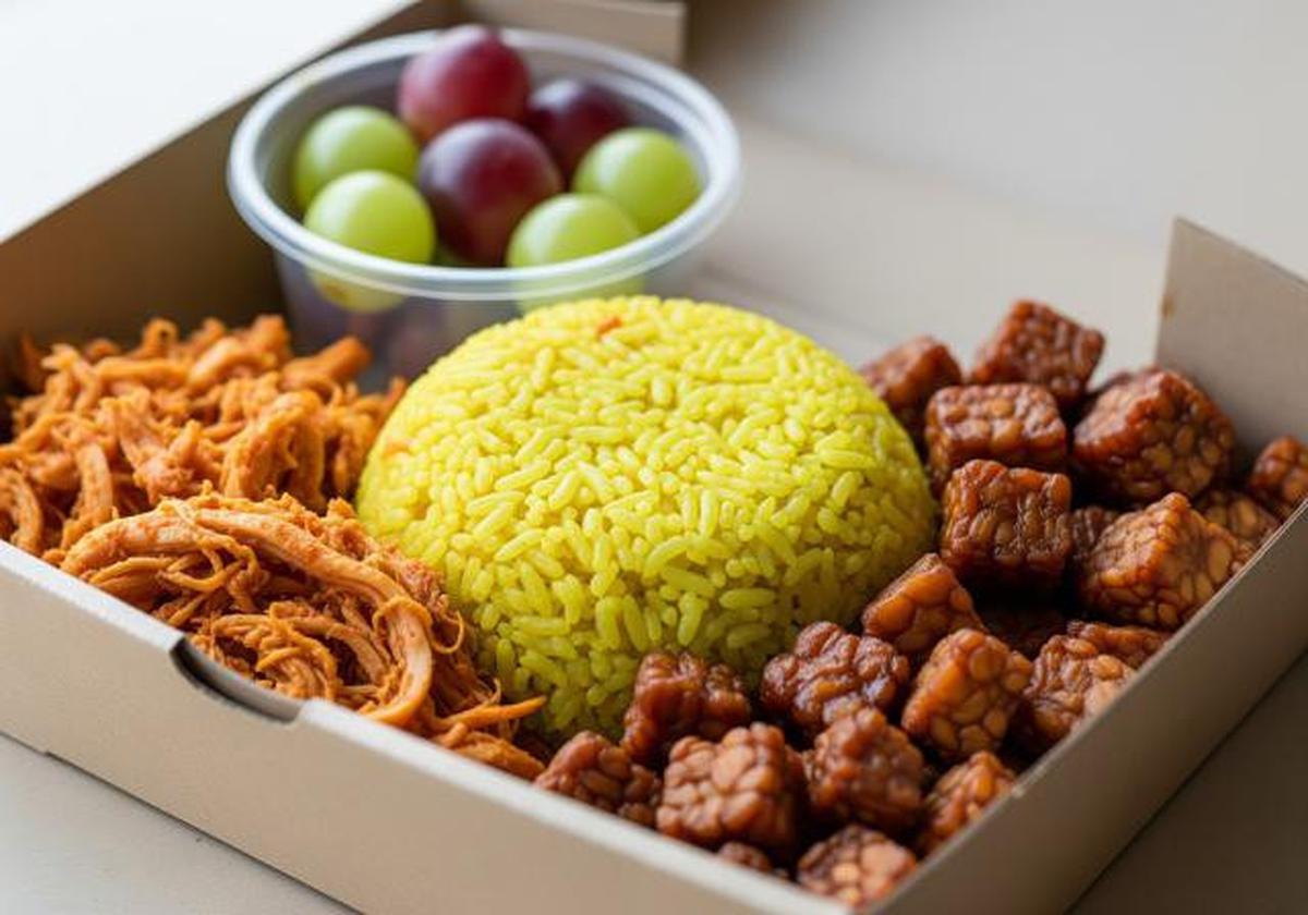 Nasi Kuning + Ayam Suwir + Orek Tempe + Anggur/Ide Nasi Kotak Simpel untuk Berbagi