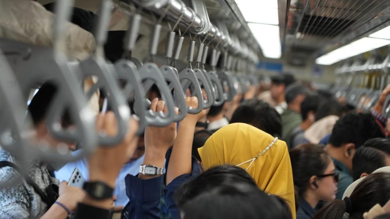 FOTO: LRT Jabodebek Tambah Frekuensi Perjalanan Saat Jam Sibuk Pagi