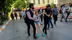 Petugas polisi anti huru hara berusaha menghalangi peserta pawai masuk ke lokasi parade Gay Pride di Istiklal Street Turki, pusat kota Istanbul, bertepatan dengan hari raya Idul Fitri 1438 Hijriah, Minggu (25/6). (YASIN AKGUL/AFP)
