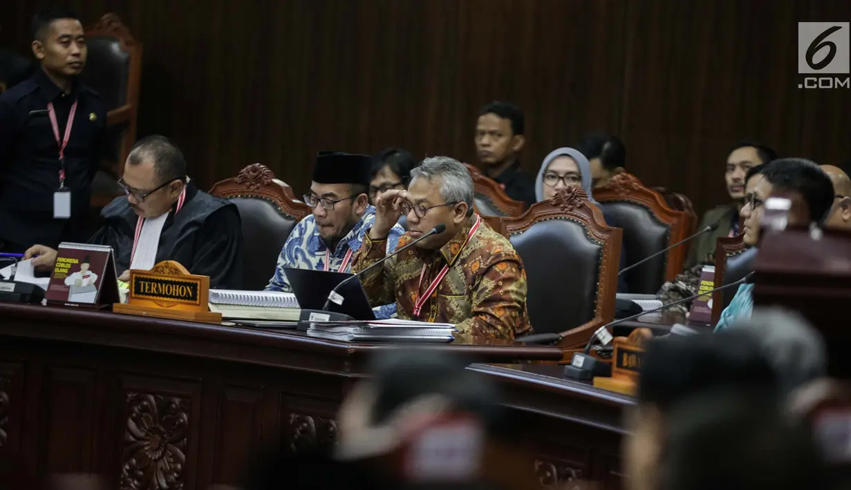 Ketua KPU Arief Budiman menderkan keterangan Ketua Kuasa Hukum KPU untuk Pilpres, Ali Nurdin dalam sidang sengketa Pilpres 2019 di Gedung MK, Jakarta, Selasa (18/6/2019). Sidang tersebut beragendakan mendengarkan jawaban dari termohon. (Liputan6.com/Faizal Fanani)