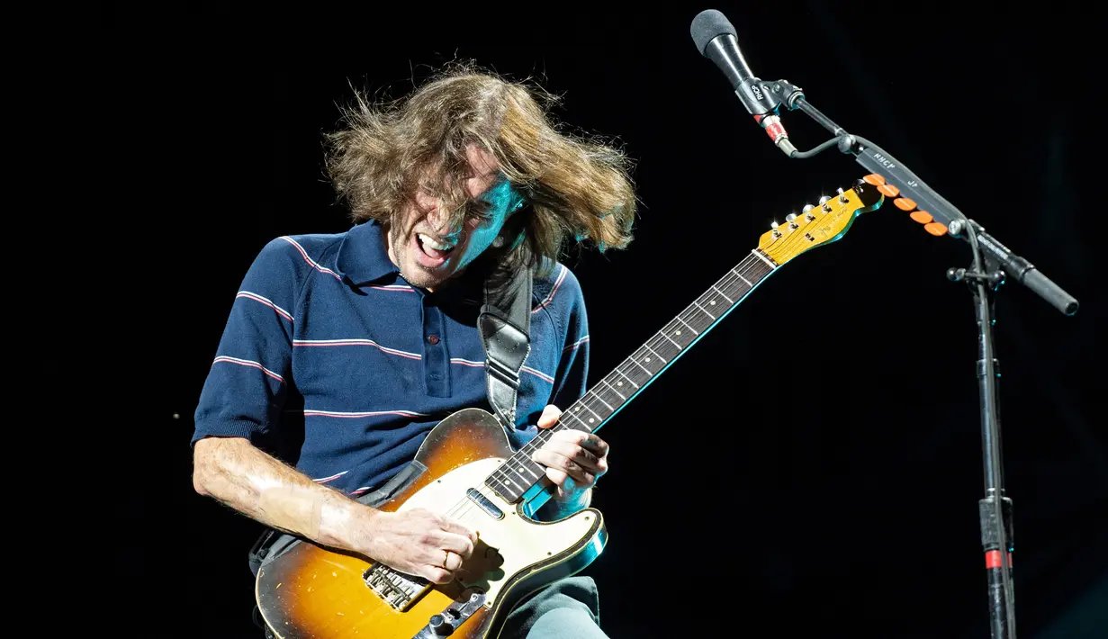 Aksi gitaris grup band rock Red Hot Chili Peppers (RHCP), John Frusciante saat tampil di Soldier Field, Chicago, Amerika Serikat, 19 Agustus 2022. Red Hot Chili Peppers bergabung dengan tamu spesial seperti The Strokes dan Thundercat. (Photo by Rob Grabowski/Invision/AP)
