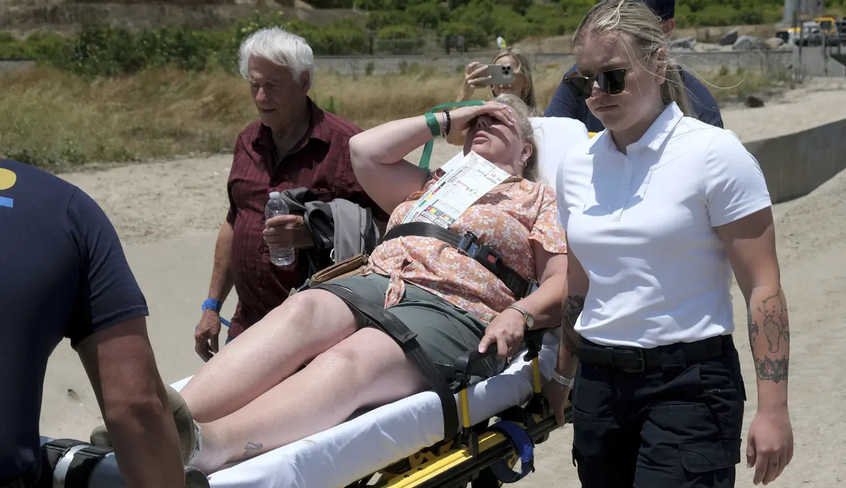 Kereta tersebut sedang dalam perjalanan menuju Los Angeles dari Seattle ketika "menabrak sebuah truk air yang menghalangi rel" pada pukul 11:15 pagi, kata Amtrak dalam sebuah pernyataan. (Dean Musgrove/The Orange County Register via AP)