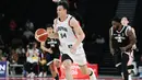 Pemain Jepang, Shinji Takashima, berlari membawa bola menyusuri lapangan untuk mencetak skor saat menghadapi Timnas basket putra Indonesia dalam pertandingan Grup A Asian Games 2026 di Aichi International Arena, Nagoya, Jepang, Kamis (10/9/2026). Jepang menang telak 98-53 atas Indonesia. Kekalahan ini menjadi salah satu hasil yang membuat langkah Timnas basket putra Indonesia terhenti di fase grup. (JIJI PRESS/AFP/Japan OUT)