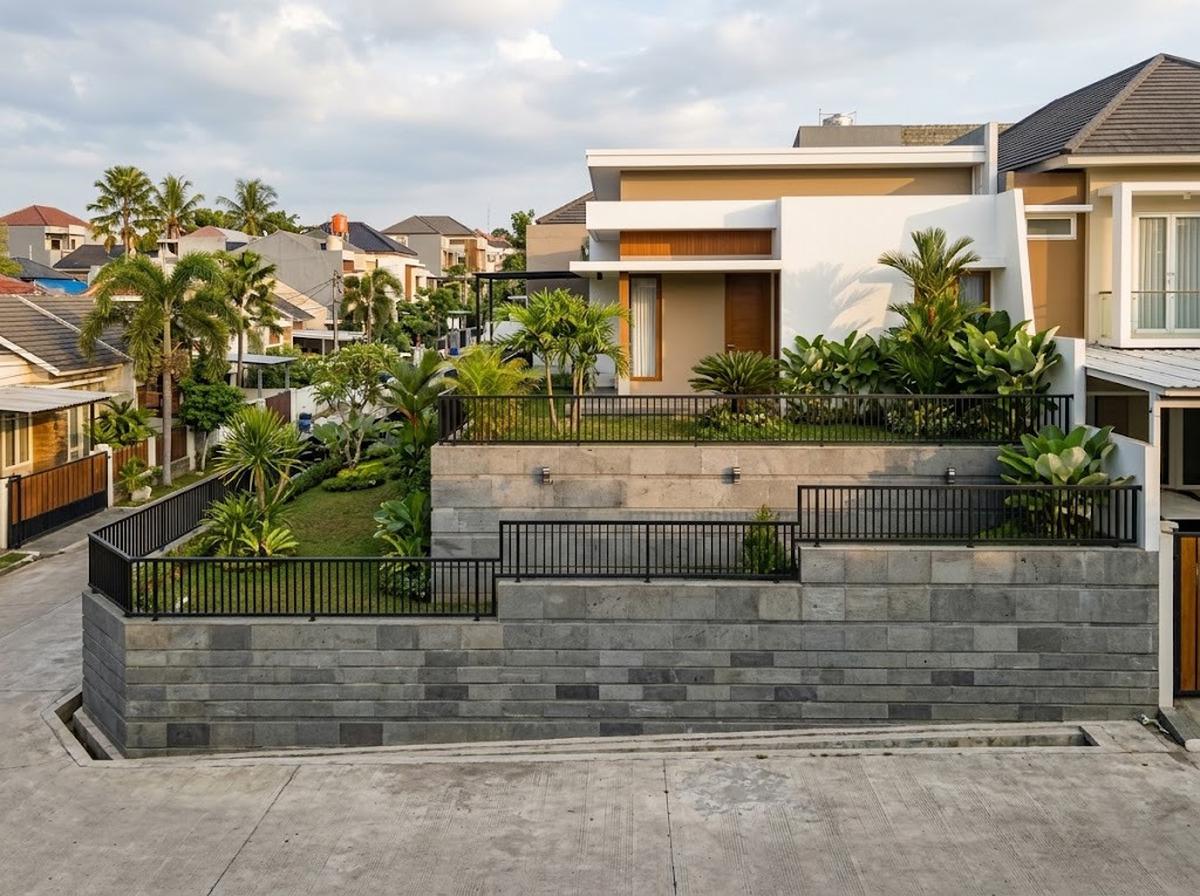 Tips Memilih Desain Pagar untuk Lahan Miring di Area Perumahan