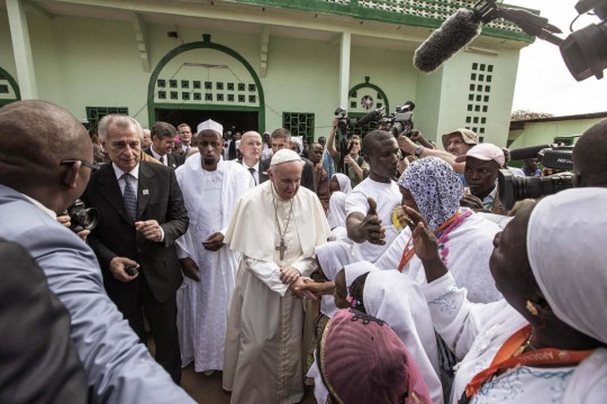 Keakraban Paus Fransiskus duduk bersama imam masjid di Afrika Tengah