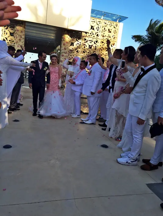 Setelah mengucap janji nikah, Bella Shofie dan Suryono disambut meriah oleh para kerabat dekatnya. (Fathan Rangkuti/Bintang.com)