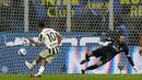 Mimpi buruk Inter Milan datang pada menit ke-87 setelah Dumfries dianggap melanggar Alex Sandro di dalam kotak penalti. Dybala yang ditunjuk sebagai eksekutor tendangan dua belas pas, sukses mengecoh kiper Handanovic. Papan skor berubah menjadi satu sama. (AP/Luca Bruno)