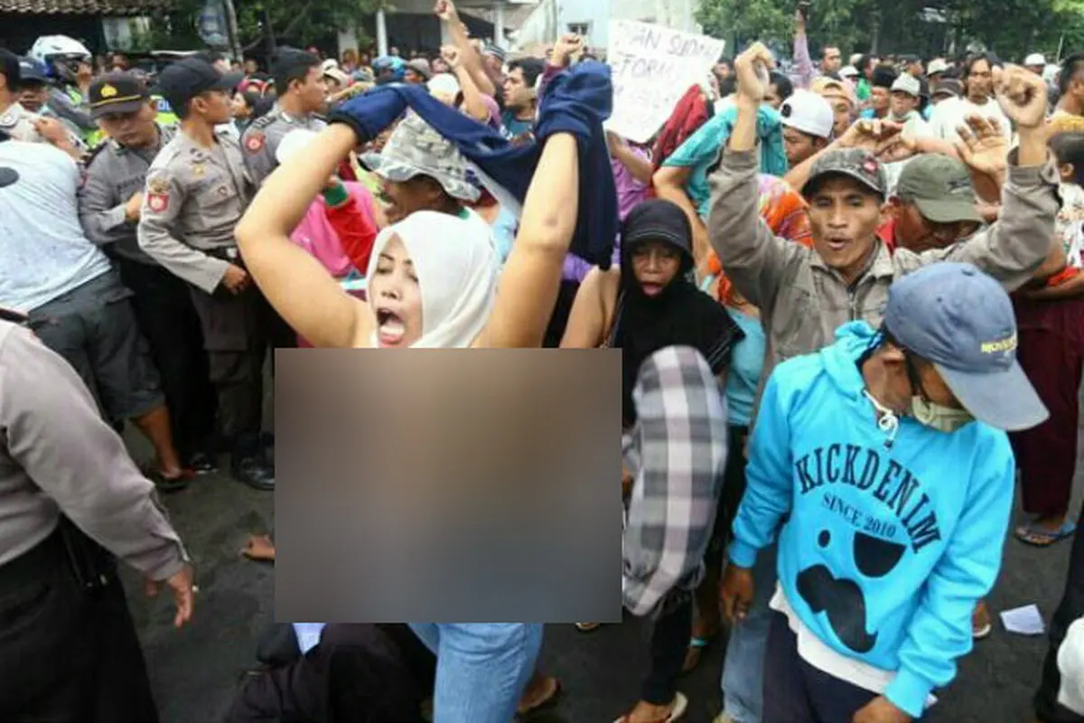 Aksi Emak-Emak Probolinggo Lepas Baju saat Demo Tol Paspro