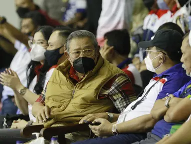 Presiden RI ke-6 Susilo Bambang Yudhoyono (SBY) saat menyaksikan pertandingan voli antara Bogor LavAni vs Jakarta Pertamina Pertamax pada laga PLN Mobile Proliga 2022 di Padepokan Voli Jenderal Polisi Kunarto, Sentul, Bogor, Minggu (16/1/2022). (Bola.com/M Iqbal Ichsan)