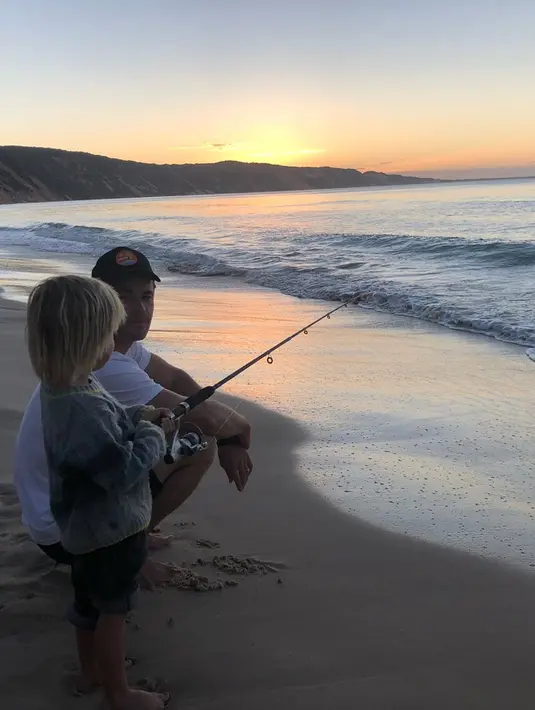 Dalam unggahanya, Chris menceritakan bahwa sesaat setelah foto tersebut diambil, sang anak menyerangnya dari belakang. (Twitter/chrishemsworth)