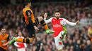 Pemain Arsenal, Olivier Giroud (kanan), berebut bola dengan pemain Hull City, Curtis Davies dalam putaran kelima Piala FA Inggris di Stadion Emirates, London, Inggris, Sabtu (20/2/2016). (Action Images via Reuters/John Sibley)