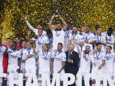 Pemain Real Madrid merayakan gelar juara Piala Dunia Antarklub 2023 setelah menaklukkan Al Hilal di Stadion Prince Moulay Abdellah, Rabat, Maroko, Sabtu (11/2/2023). (AP Photo/Manu Fernandez)