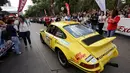 Seorang peserta mengendarai Porsche 911 keluaran 1973 saat mengikuti acara Carrera Panamericana di Meksiko, Sabtu (15/10). Carrera Panamericana adalah perlombaan mobil antik yang digelar di Meksiko selama 7 hari. (REUTERS / Henry Romero) 